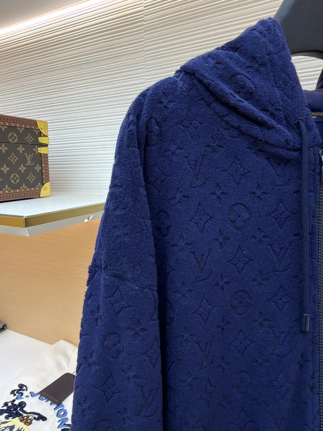 LOUIS VUITTON full-print terry zipper jacket ●Original version: Purchased and developed by 15127 ●Item No.: 1681419-B05 ●Fabric: Soft cotton blended terry luxury chiffon fabric ●Technology: Three-dimensional relief jacquard production ●Color: blue ●Version: Fitted version ●Weight: about 905 grams ●Size: S-M-L-XL ●Description: Custom-dyed soft cotton blended terry luxury terry fabric with clear texture, plump and lazy, comfortable and close to the skin, with navy blue as the main tone, as calm and profound as the deep sea, full-width Monogram embossing makes a stunning appearance, derived from the brand's profound cultural heritage, dark grain weaving, velvet feeling becomes poetry, quietly emerging with a looming attitude, fully recognizable, interpreting unparalleled fashion style, publicity in restraint, sophistication in casualness Make every touch a ceremonial experience, the three-dimensional relief jacquard technique uses a high-density electronic jacquard machine to achieve the Monogram three-dimensional effect through the "positive and negative layer weaving method". Apply heat pressure to the fabric locally through a customized mold to hot-melt the fibers in specific areas. Permanently shape the relief outline and position the cutting bed with infrared rays to achieve precise positioning of the material through infrared emitters and infrared receivers. The accuracy can reach the micron level. This meets Monogram's high-precision cutting, the overall routing is straight and delicate, the fabric is comfortable and soft, and the color is consistent without color difference. It can be matched with the same style to create a fashionable look and control various occasions. Customized accessories, complete with three standards, same style for men and women!